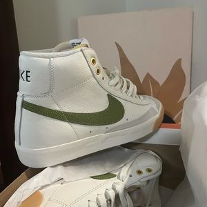 Nike Blazer white, créme and asparagus size 9.5W
